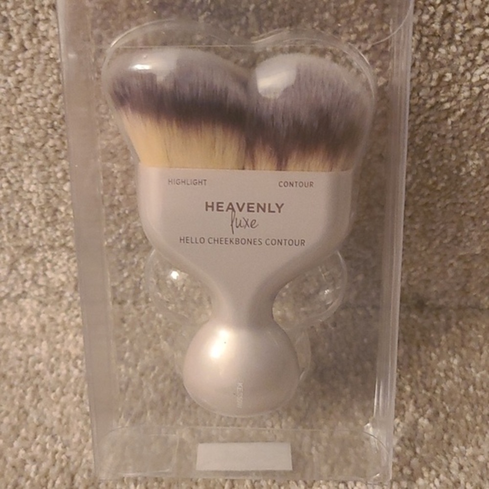 It Cosmetics Hello Cheekbones Contour Brush NEW!
